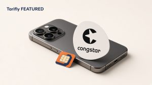 Realistisches Smartphone mit congstar-Logo auf elfenbeinfarbenem Editorial-Hintergrund